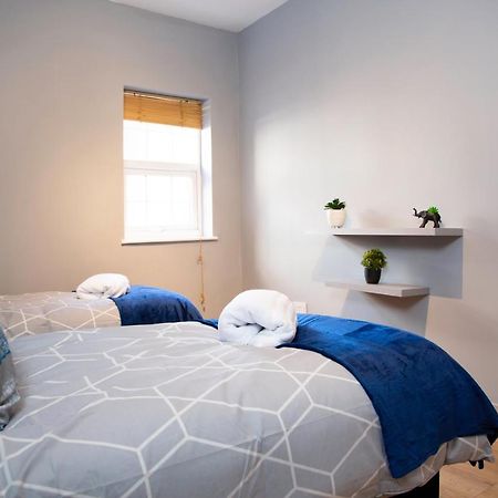 City Centre 2 Bed Flat Sleeps 3 For Work And Leisure With Free Wifi By Amazing Spaces Relocations Ltd Уоррингтон Экстерьер фото